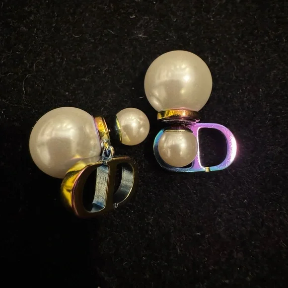 Dior Elegant Pearl Earrings with Silver Accents - Picture 2 of 4
